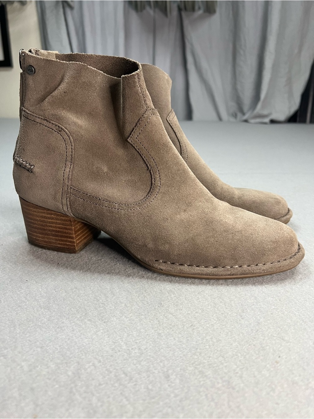 UGG Suede Bandara Ankle Booties Sz 9
